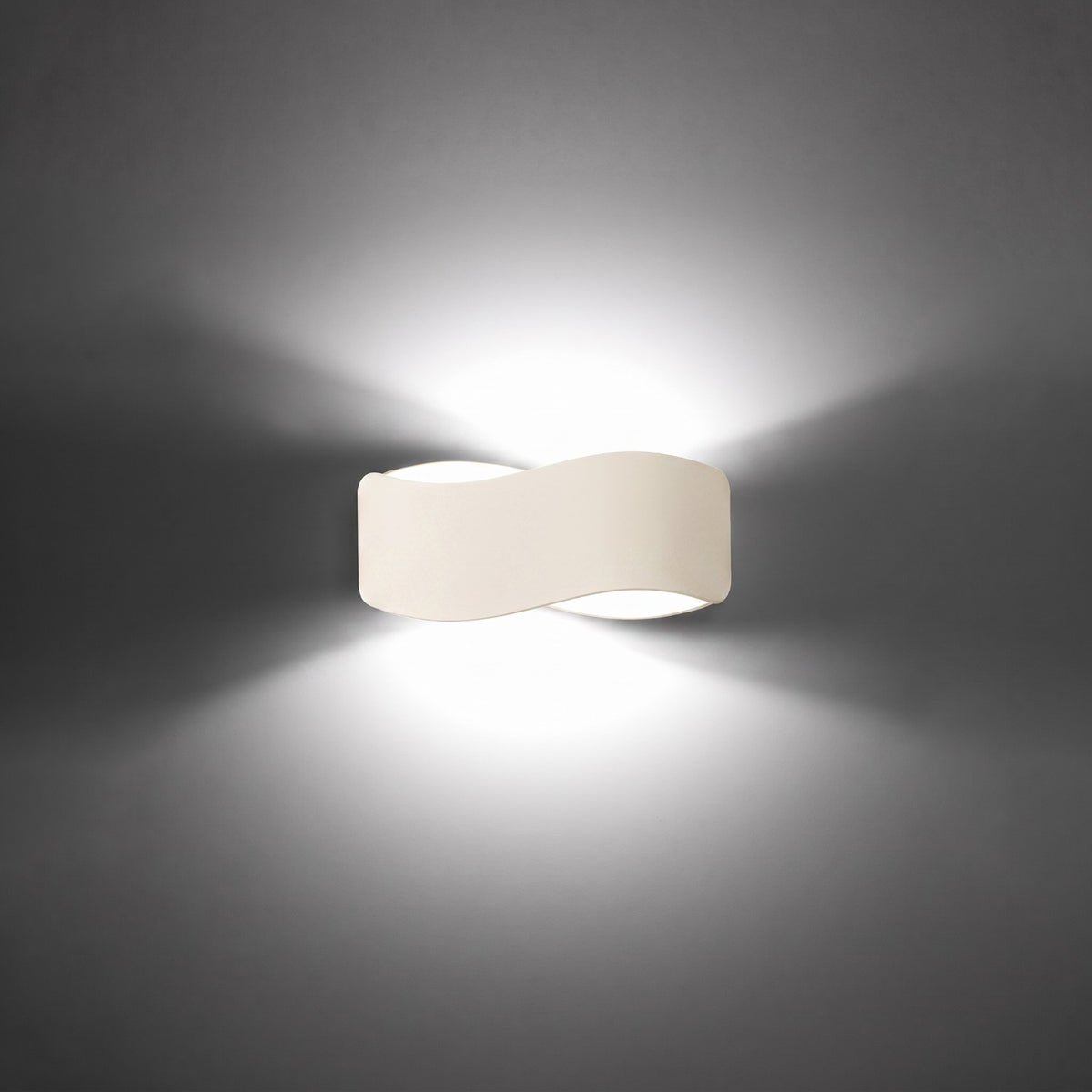 Applique allumée sur mur gris foncé, deux faisceaux lumineux verticaux haut et bas.