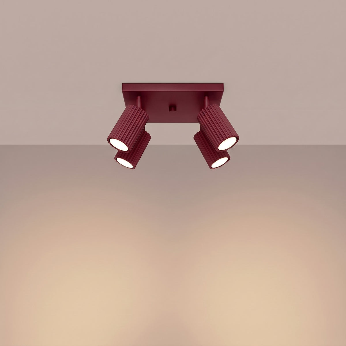 Ambiance chaleureuse : plafonnier allumé diffusant une lumière douce dans une pièce beige.
