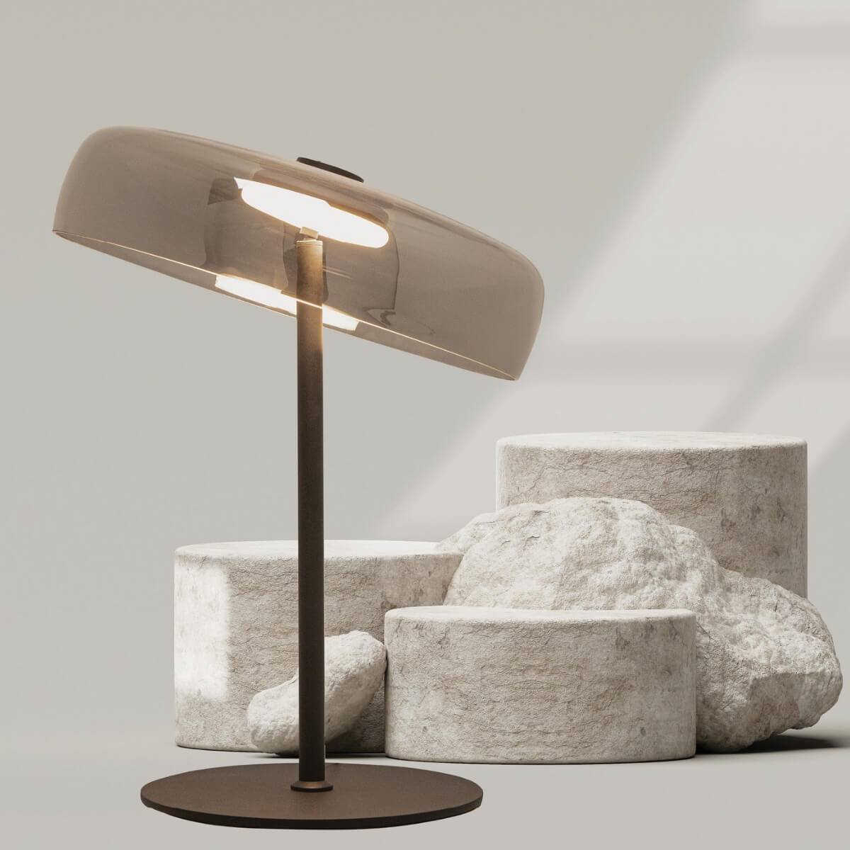 Plan large montrant la lampe inclinée éclairant les volumes de pierre brute