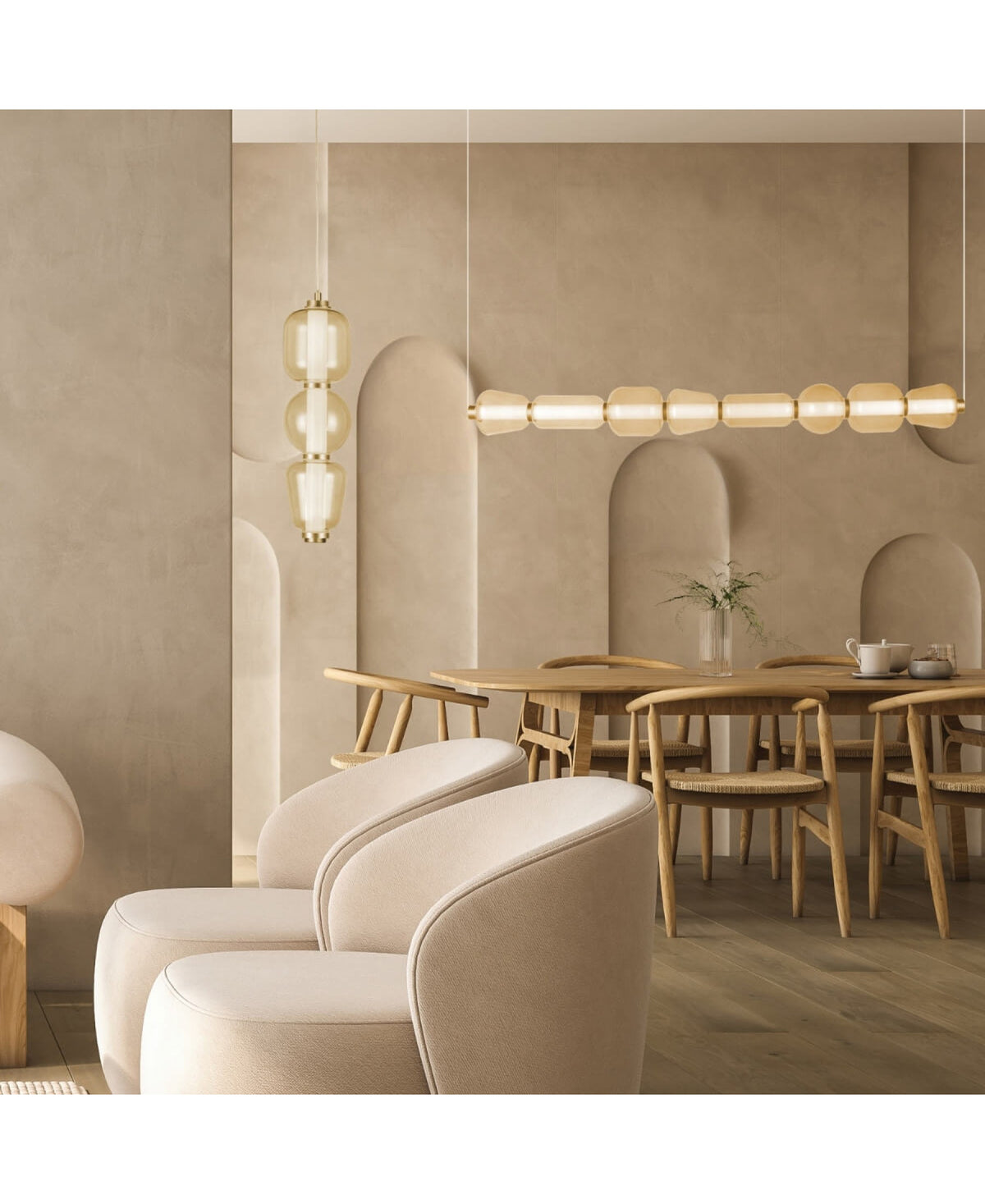 Salle à manger beige, suspension verticale et réglette horizontale au-dessus des chaises en bois.