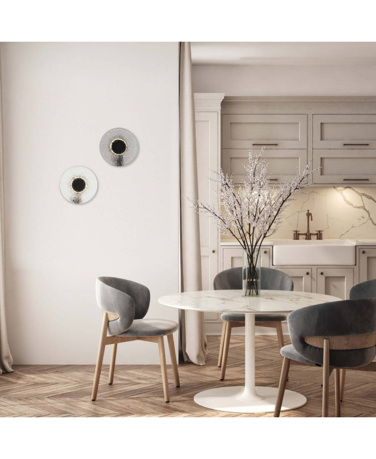 Mise en ambiance cuisine avec table ronde, chaises grises et appliques murales