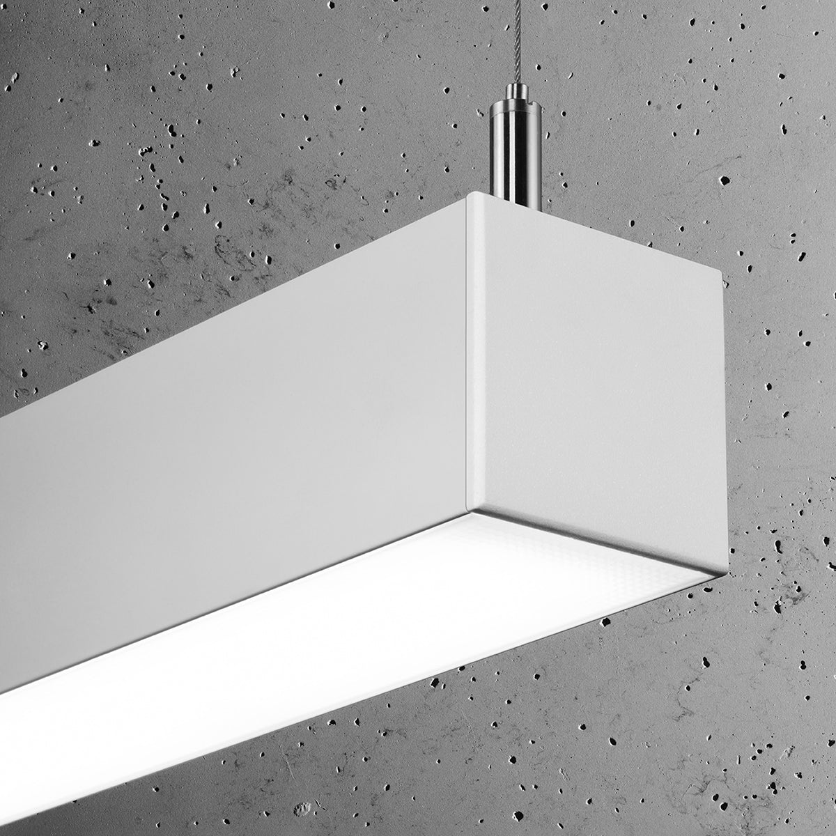 Gros plan sur l'angle du boîtier blanc et du diffuseur inférieur lumineux
