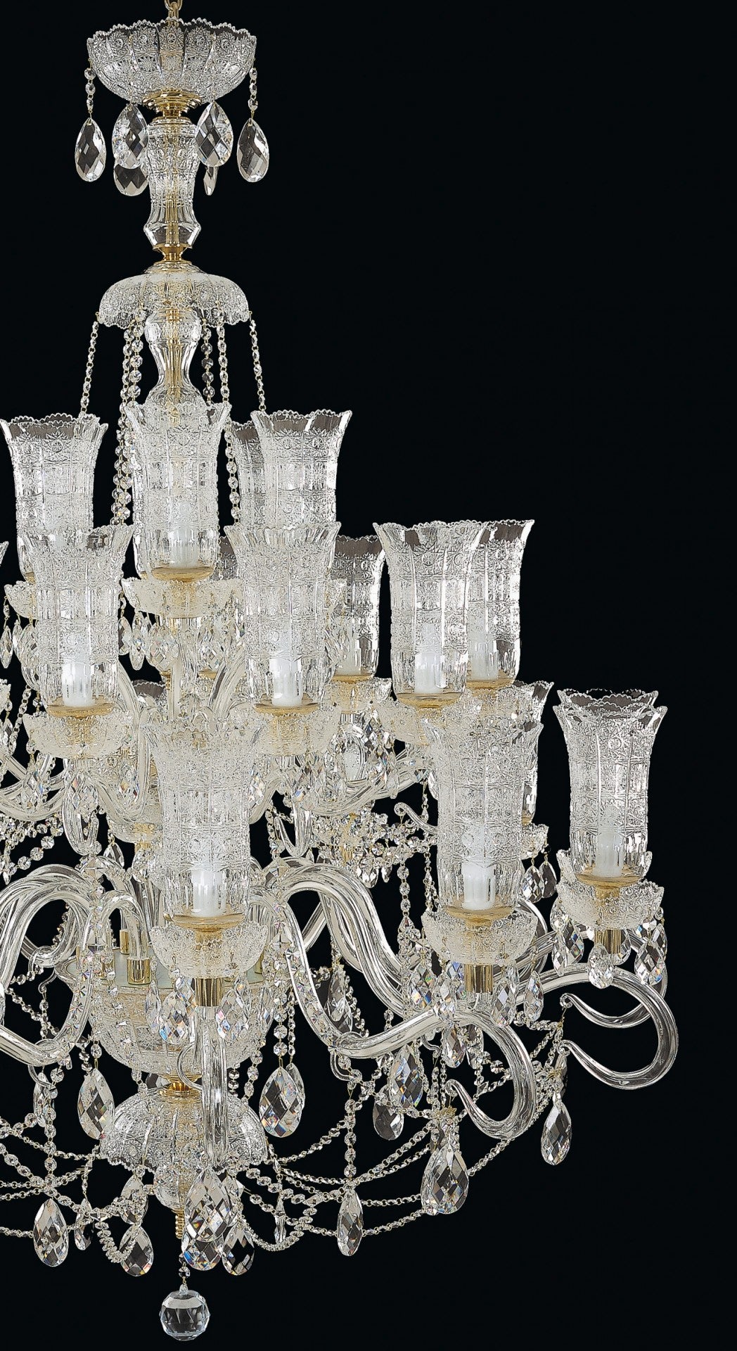 Détail des bras recourbés, coupelles ciselées et chaînettes de cristal