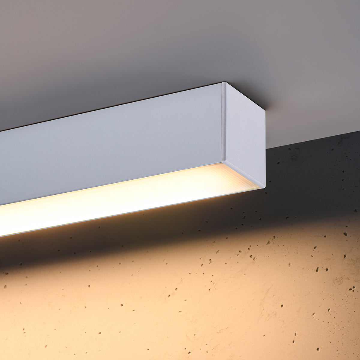 Gros plan sur le diffuseur lumineux allumé, lumière chaude en éclairage rasant