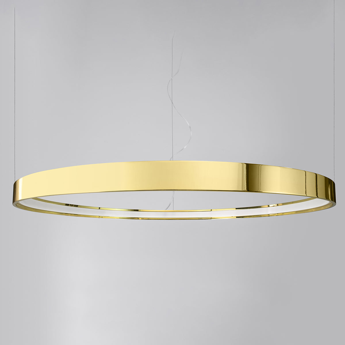 Vue rapprochée du bandeau circulaire doré et de son diffuseur blanc.