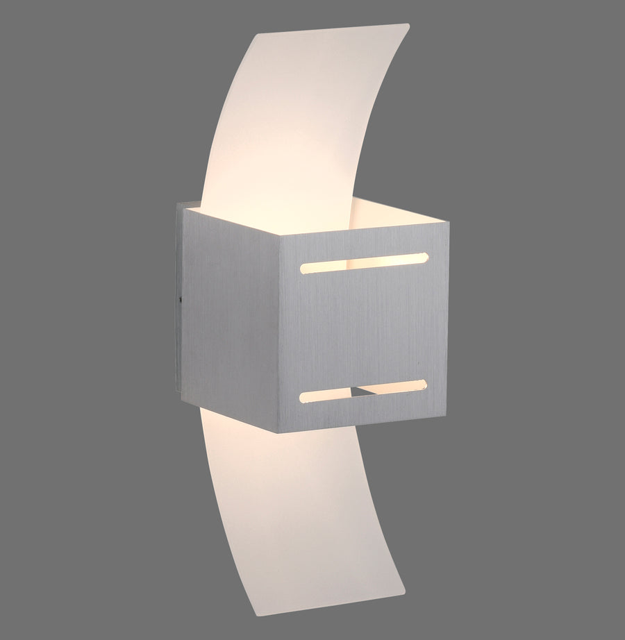 Applique murale en aluminium brossé, diffuseur blanc incurvé éclairé, vue de trois quarts fond gris