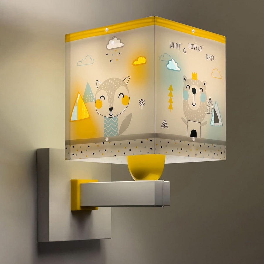 Applique murale allumée sur mur beige, abat-jour carré lumineux aux motifs enfants.