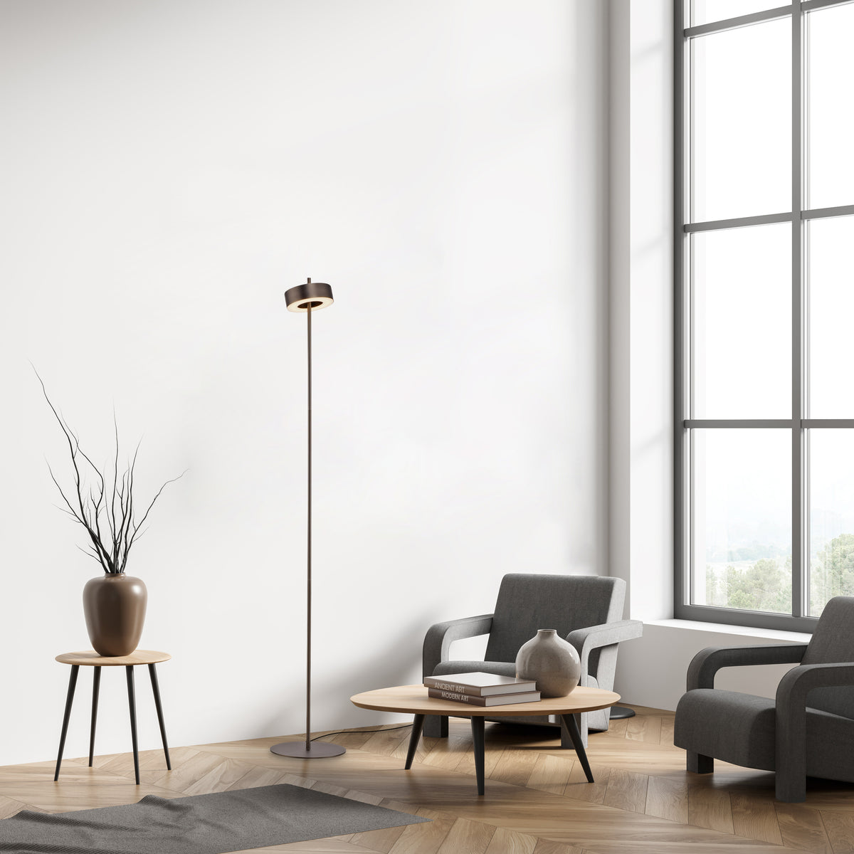Mise en ambiance salon contemporain avec lampadaire marron allumé près d'un fauteuil et table basse.
