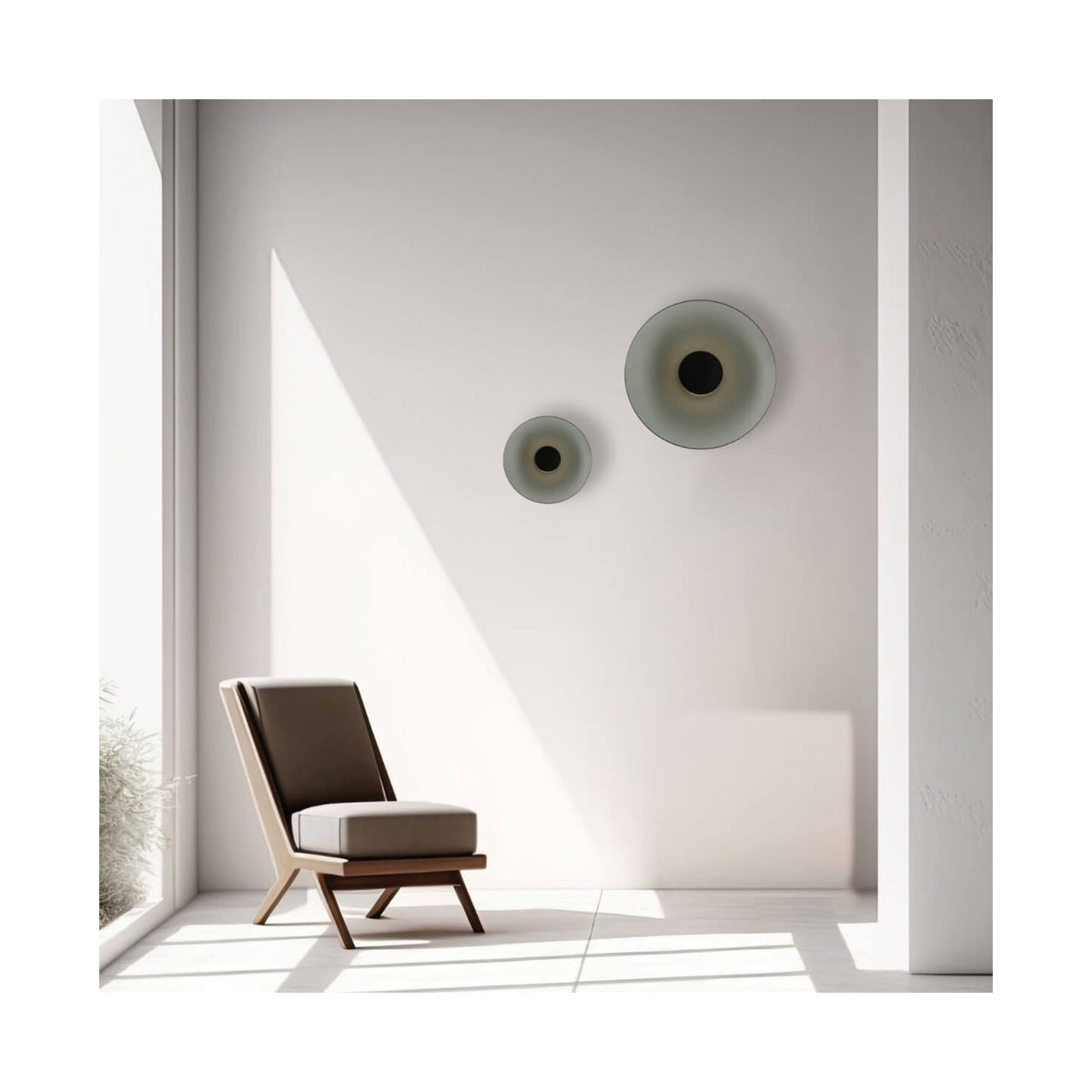 Vue encadrée d'une pièce claire avec appliques murales rondes et fauteuil design