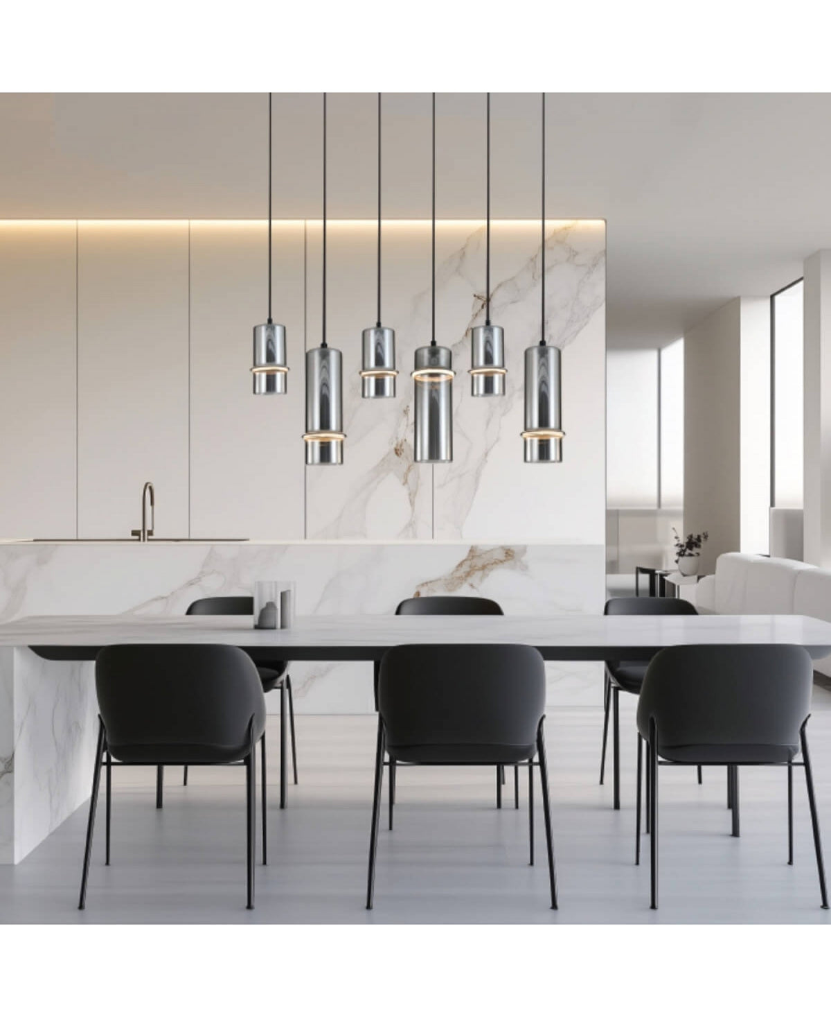 Vue de face du luminaire allumé dans une cuisine ouverte, reflets sur le verre