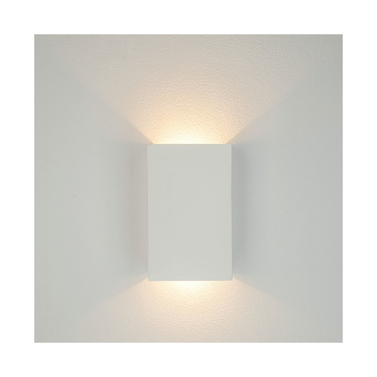 Luminaire mural blanc en situation, halo lumineux projeté sur le mur