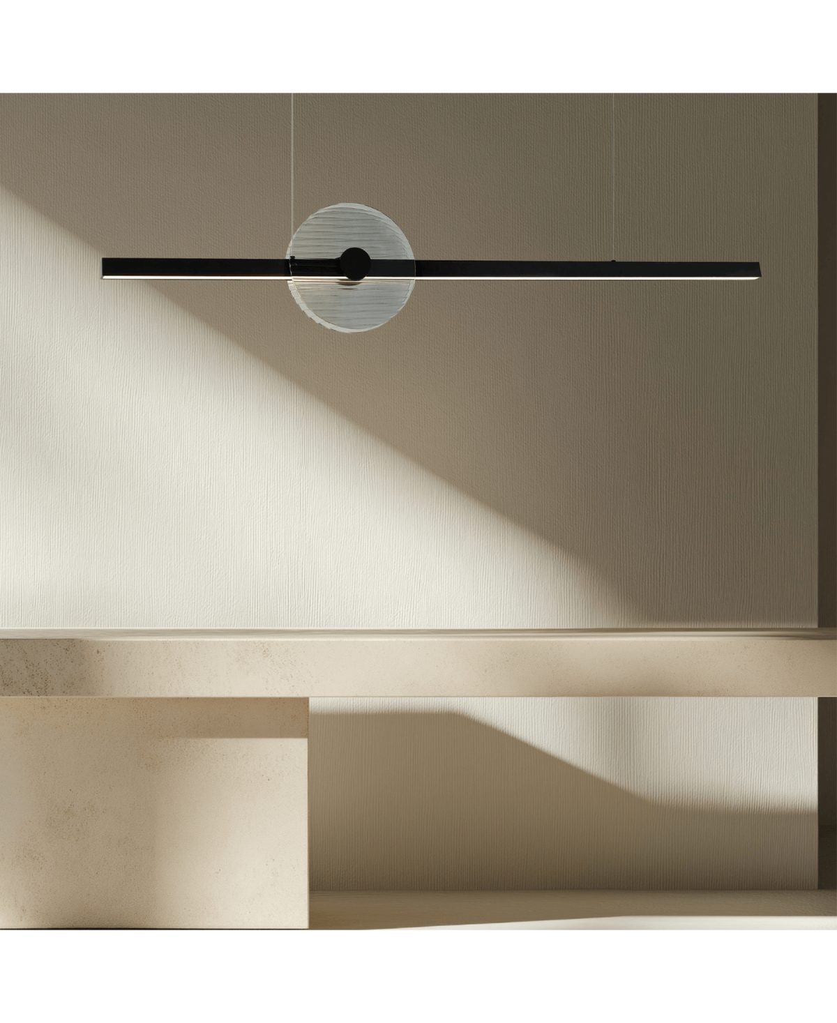 Vue en situation du luminaire éclairant un mur texturé avec ombres