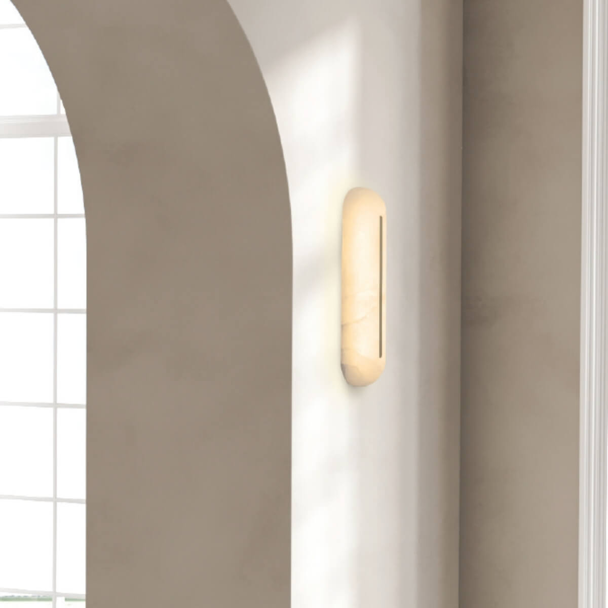 Plan rapproché de l'applique allumée sur mur beige, halo lumineux doux