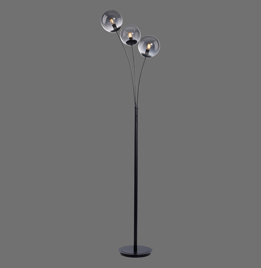 Lampadaire noir de face sur fond gris, trois globes en verre fumé.