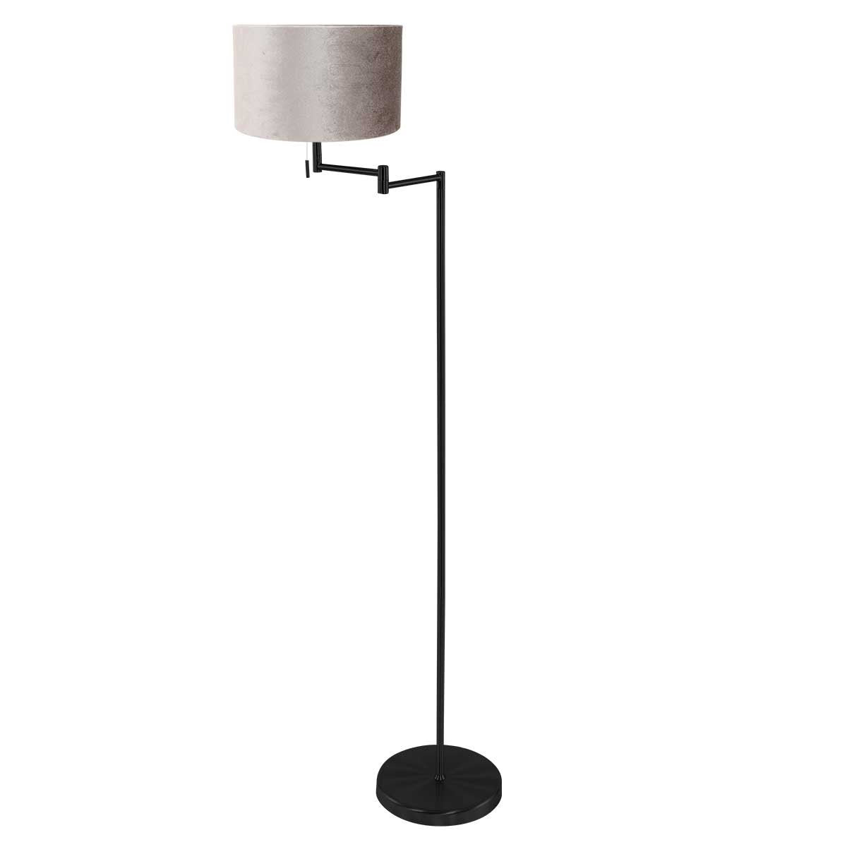 Vue entière du lampadaire au bras métallique plié, base ronde et abat-jour textile.