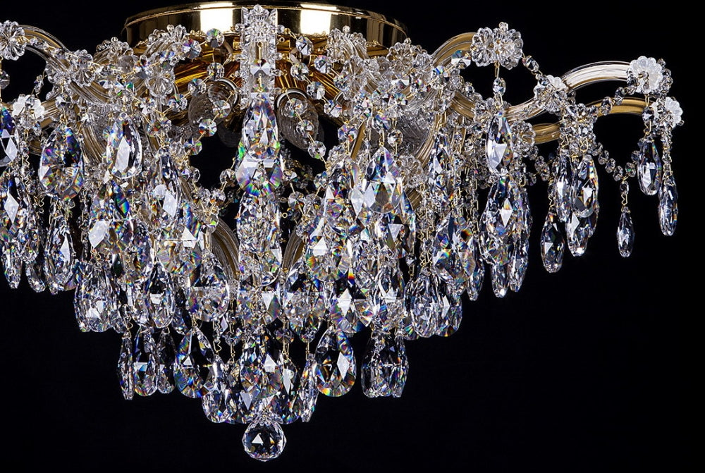 Détail du bas du lustre, succession de gouttes et boules de cristal