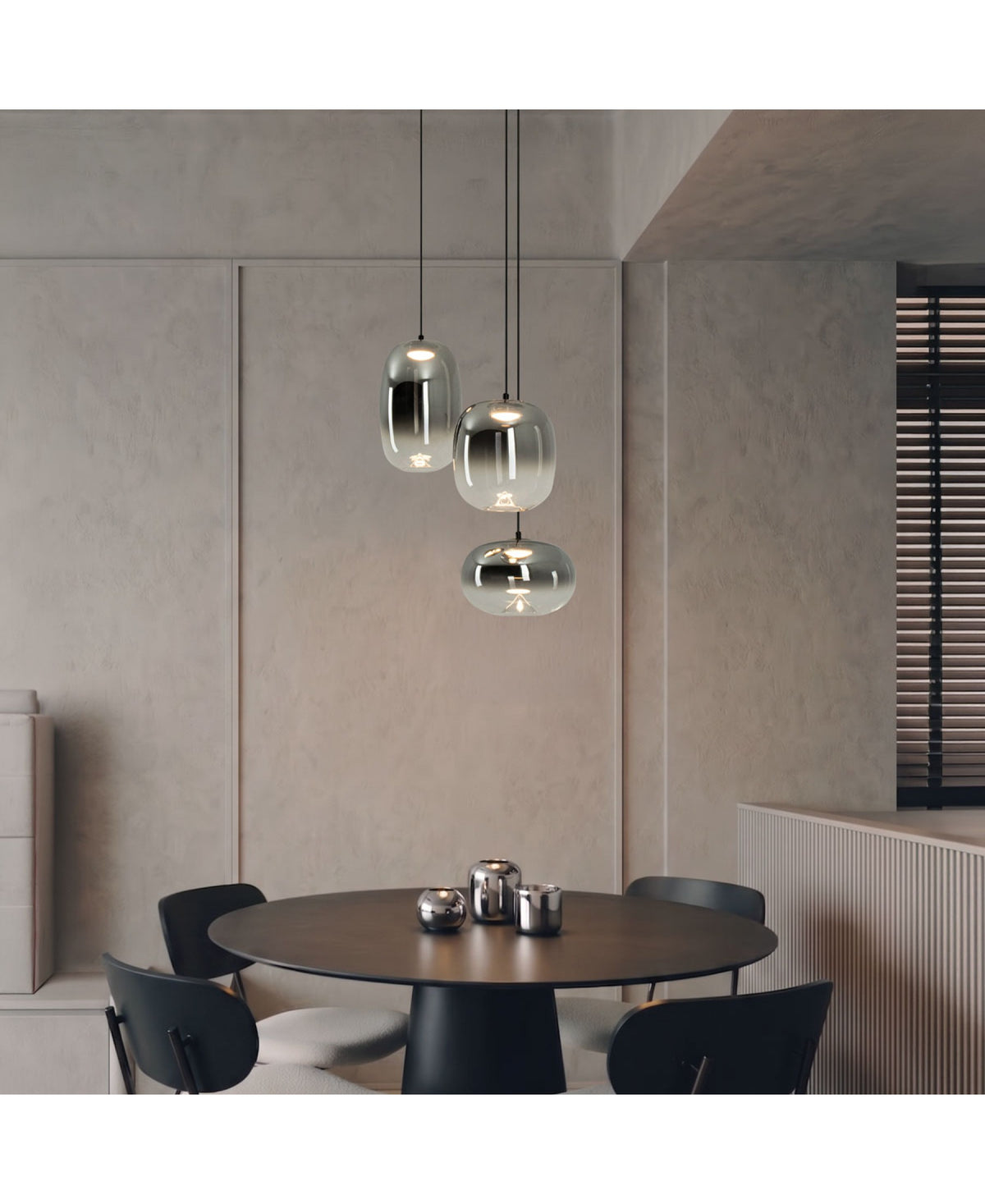 Plan large sur les trois globes éclairés au-dessus de la table en bois foncé.