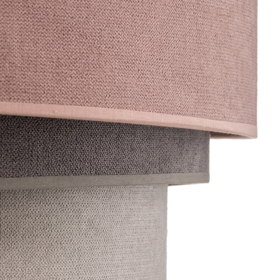 Détail rapproché des trois bandes de velours rose, gris et beige et de leurs liserés.