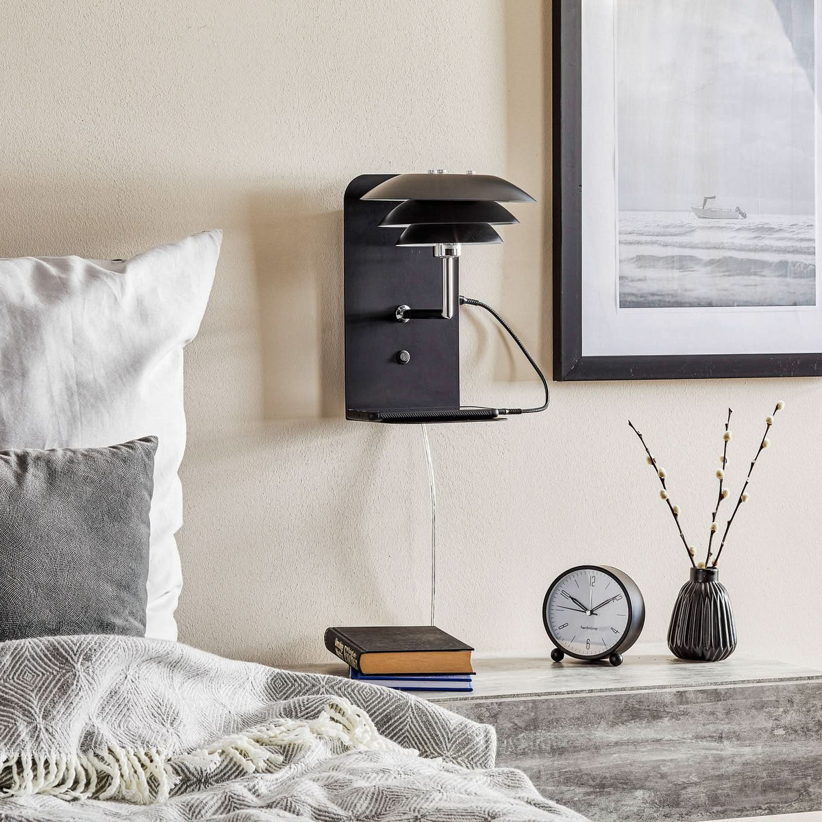 Applique murale DL20 USB Shelf en métal, noir, hauteur 28 cm