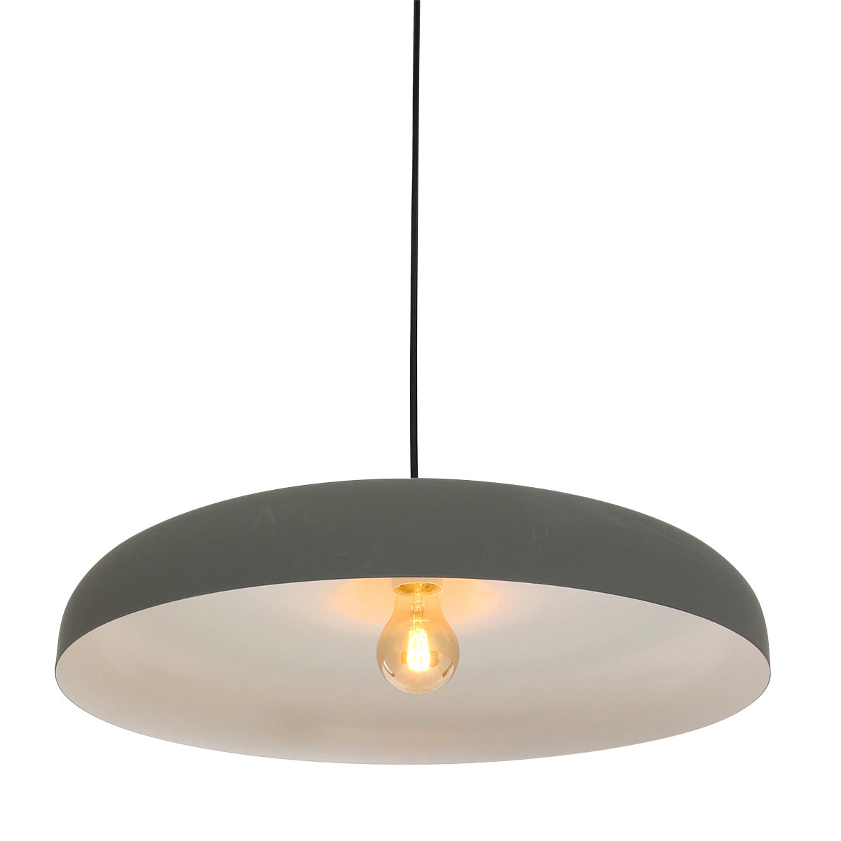 Gros plan sur l'abat-jour allumé avec ampoule visible et lumière chaude.