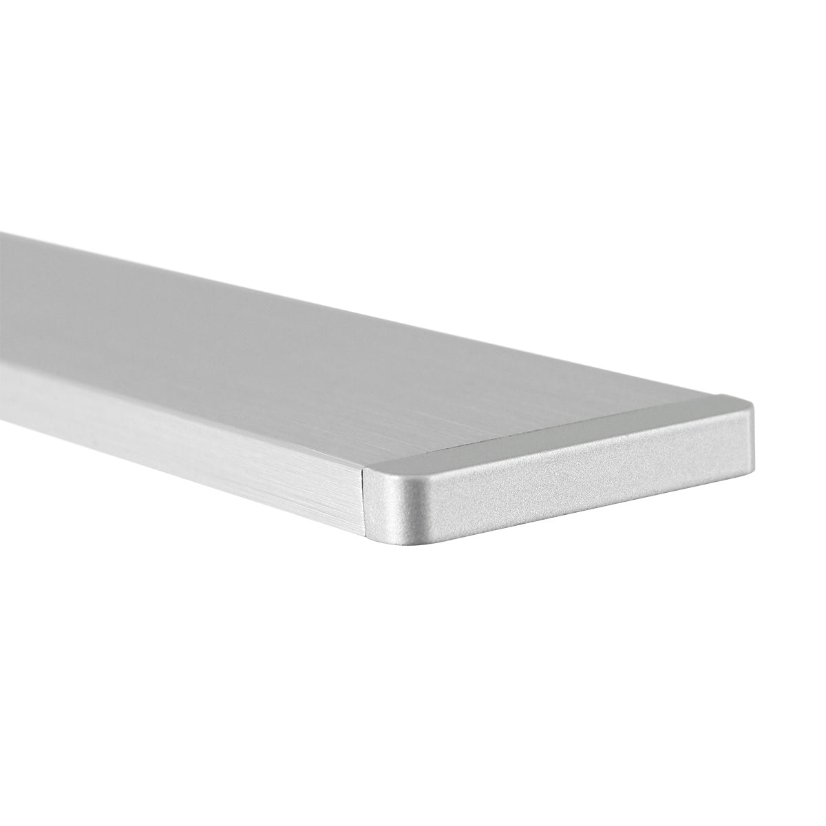 Détail du bord de la tête rectangulaire, finition acier brossé et coin arrondi.