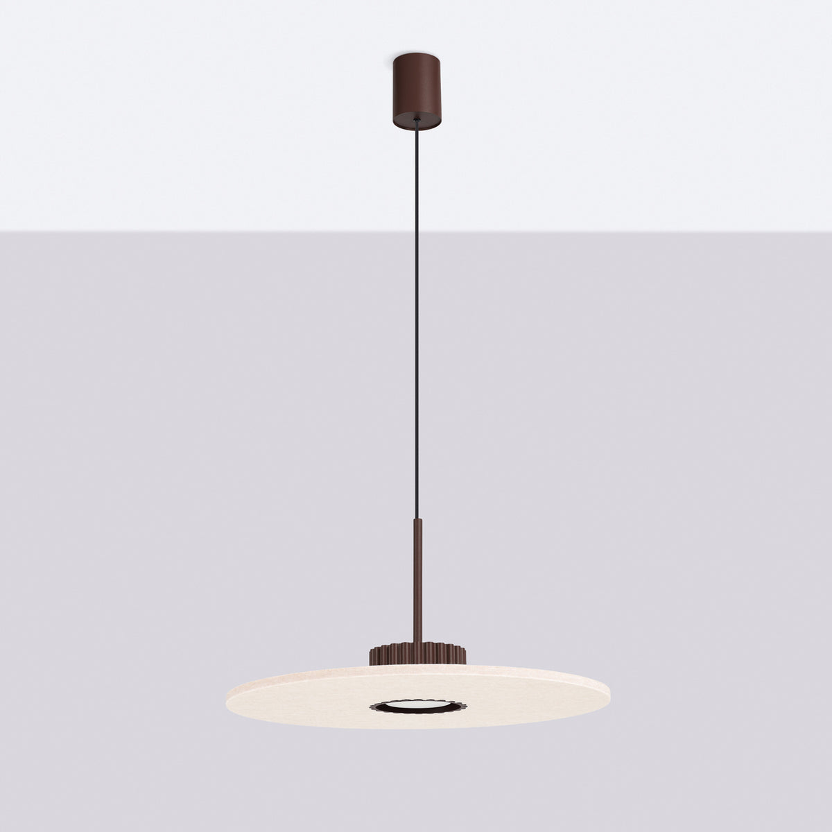 Vue d'ensemble de la suspension présentée de profil sur fond gris clair neutre