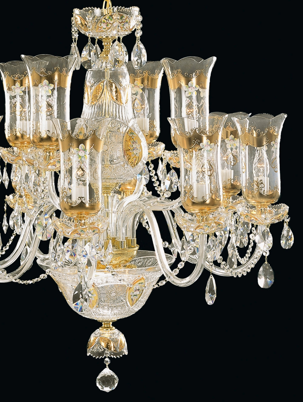 Vue rapprochée montrant les coupelles dorées et les pendants de cristal
