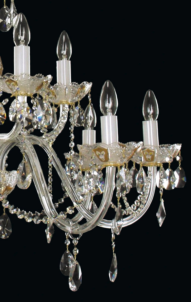 Détail des bras recourbés, coupelles festonnées et chaînettes de cristal taillé
