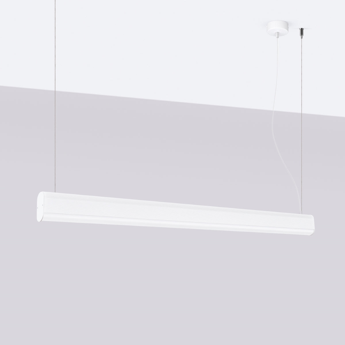 Vue du luminaire suspendu blanc monté devant un mur gris clair
