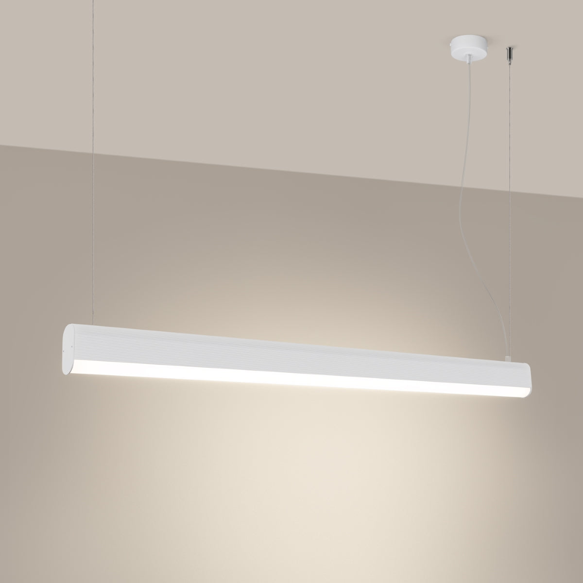 Lampe suspendue allumée diffusant une lumière chaude sur fond beige