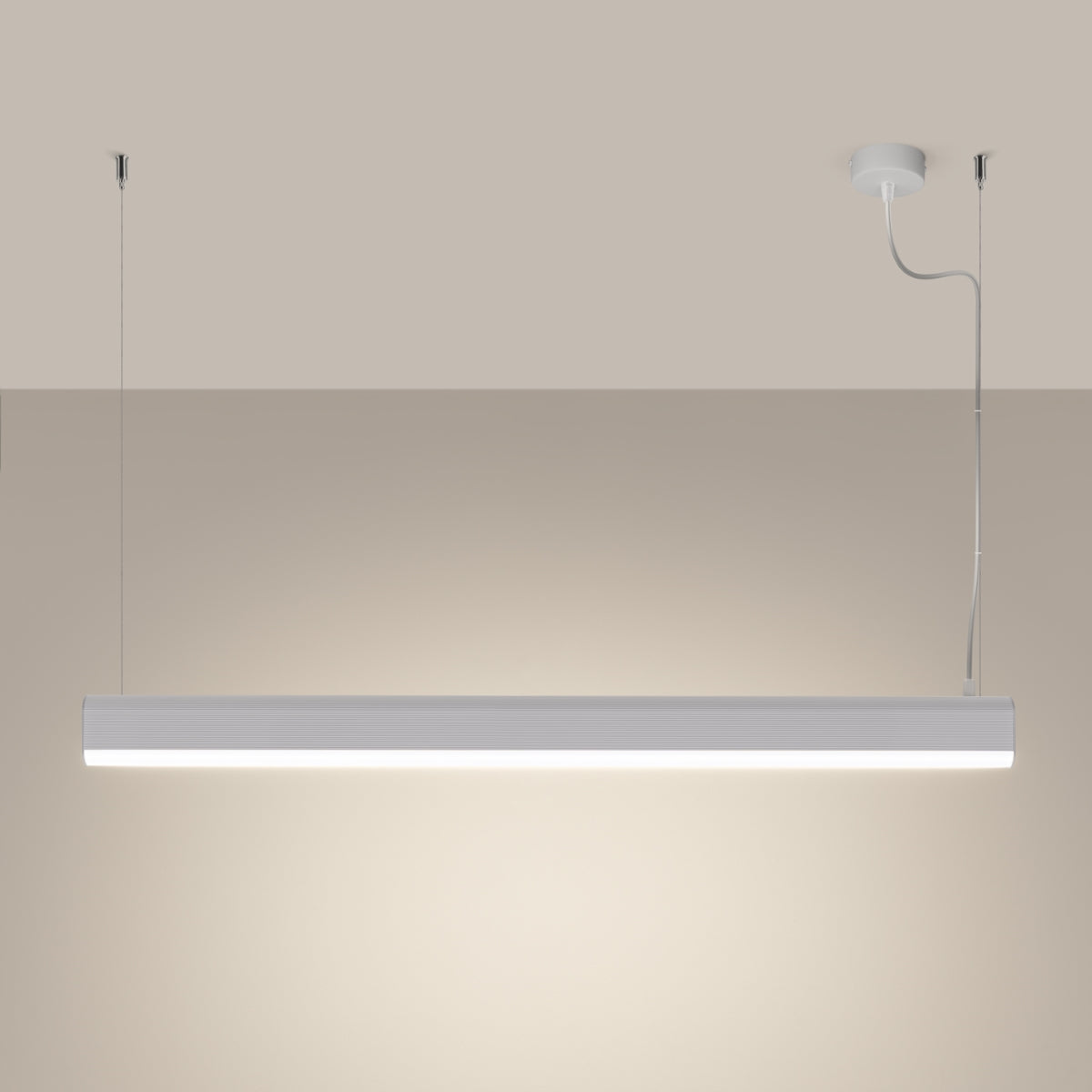 Mise en ambiance éclairée sur mur beige, lumière blanche diffusée