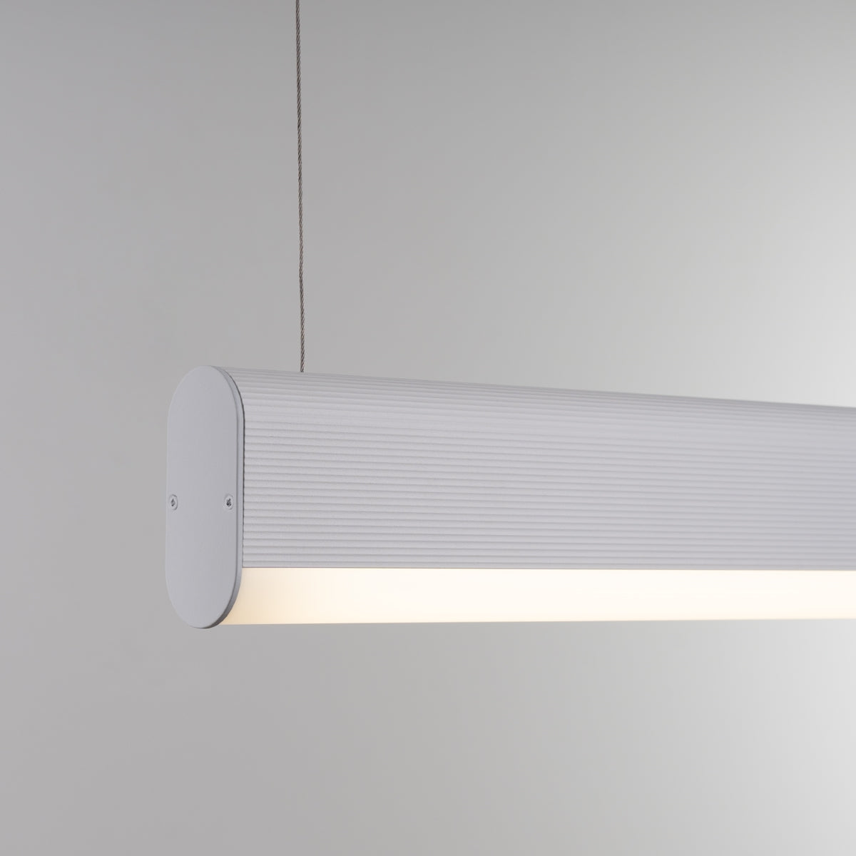 Détail embout ovale, surface rainurée et diffuseur allumé sous le profilé