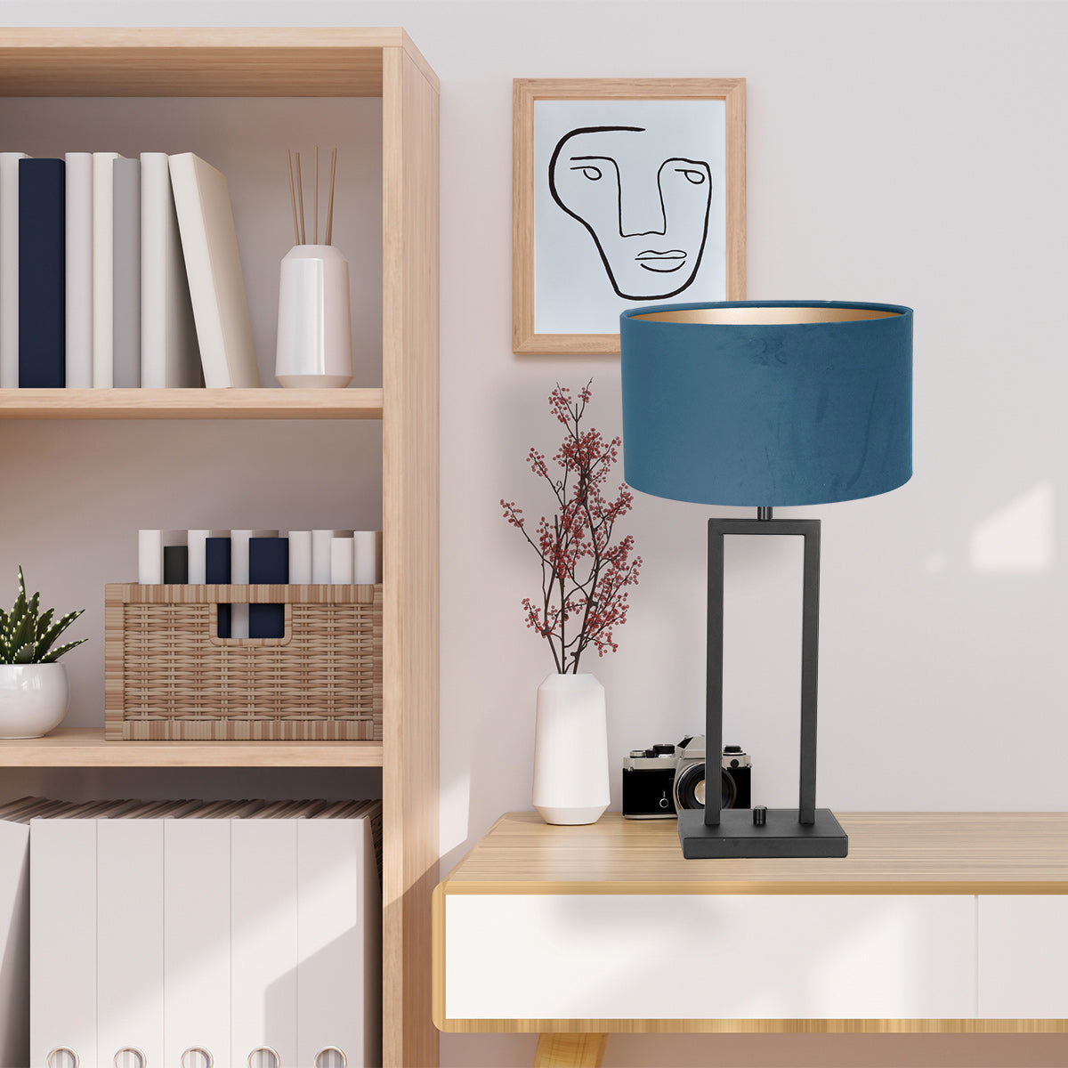 Mise en ambiance de la lampe sur un meuble en bois avec abat-jour bleu.