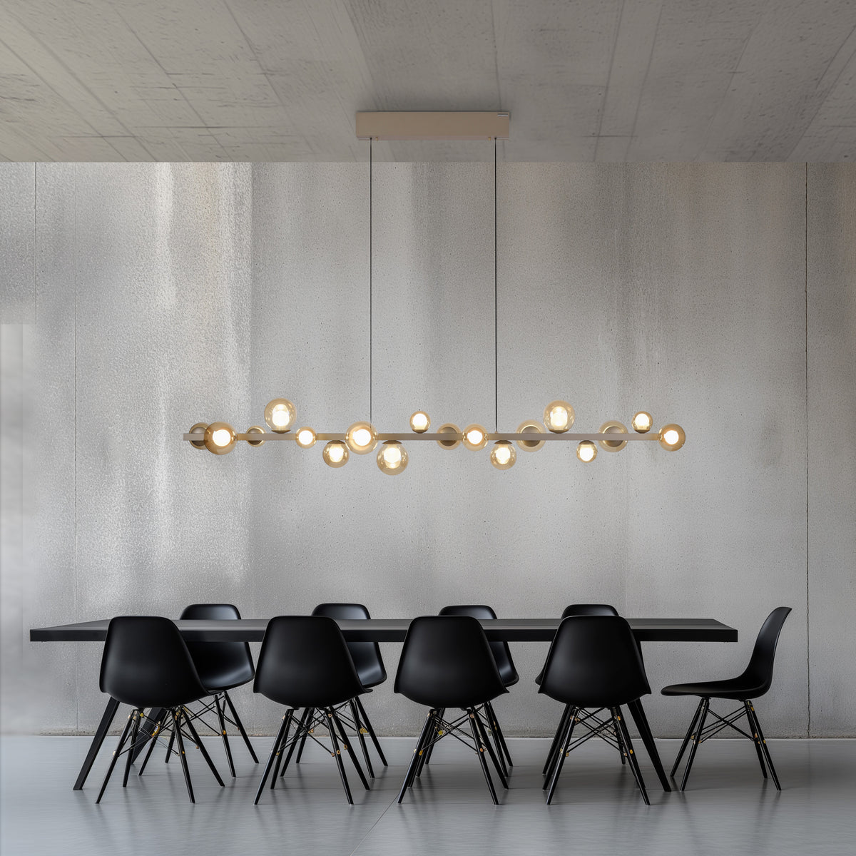 Mise en ambiance au-dessus d'une table de salle à manger, suspension allumée dans un intérieur moderne