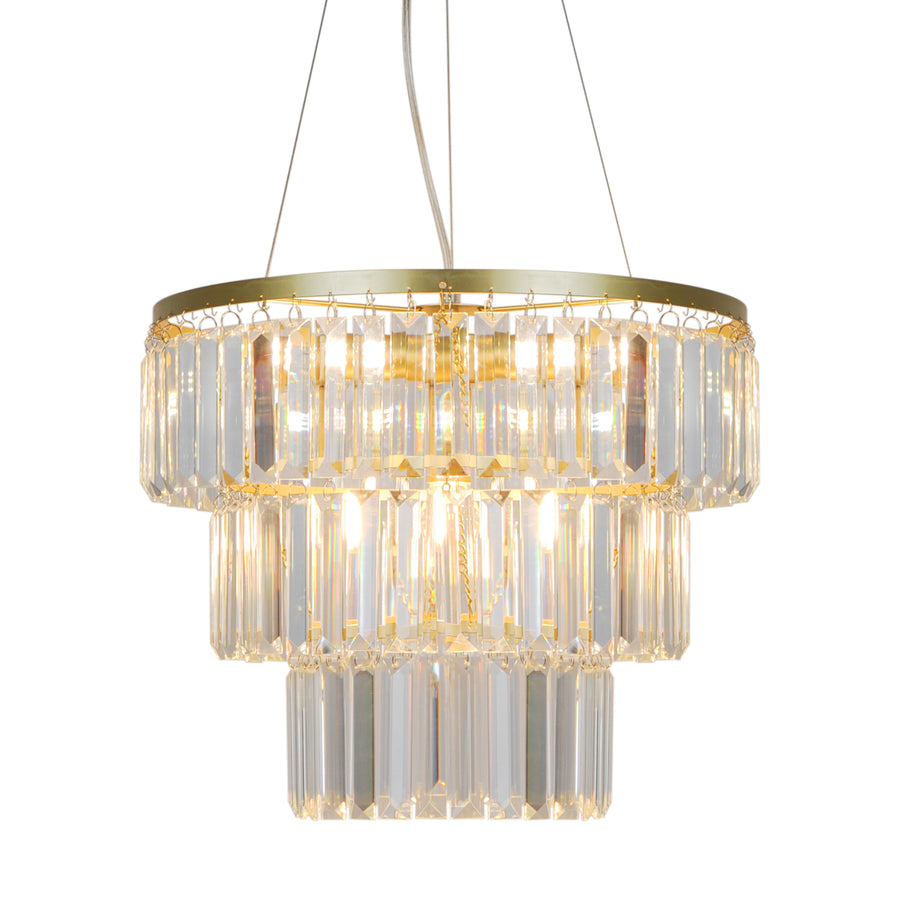 Gros plan sur les prismes de verre facetté et la monture dorée du luminaire