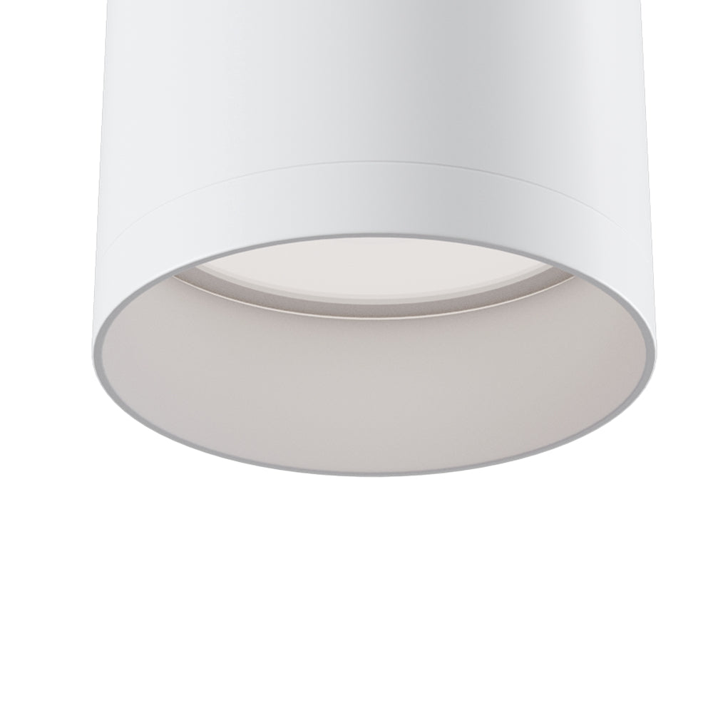 Détail rapproché de l'ouverture ronde et du diffuseur blanc du luminaire.