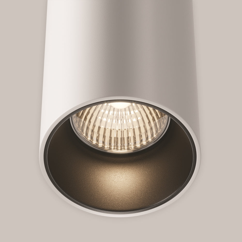 Détail rapproché de la douille et de l'ampoule sur fond beige clair.