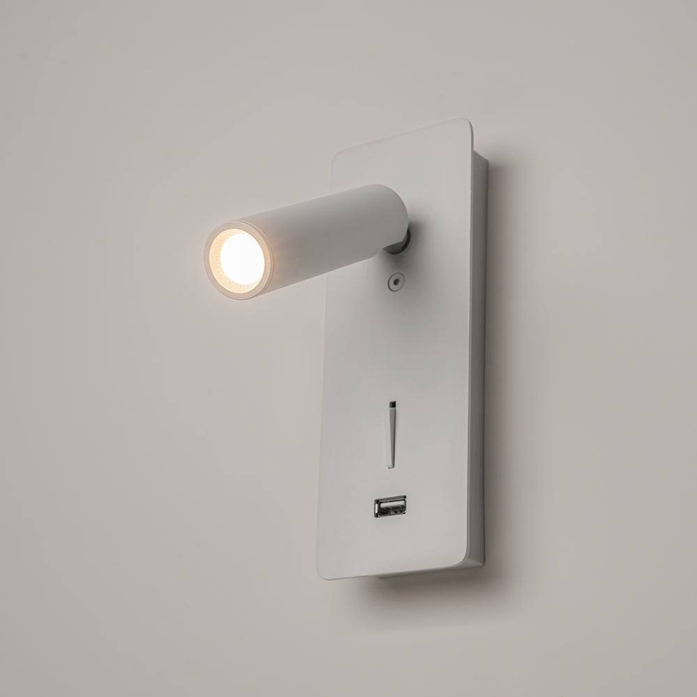 Vue de profil du spot allumé, projecteur cylindrique blanc orienté vers l'avant