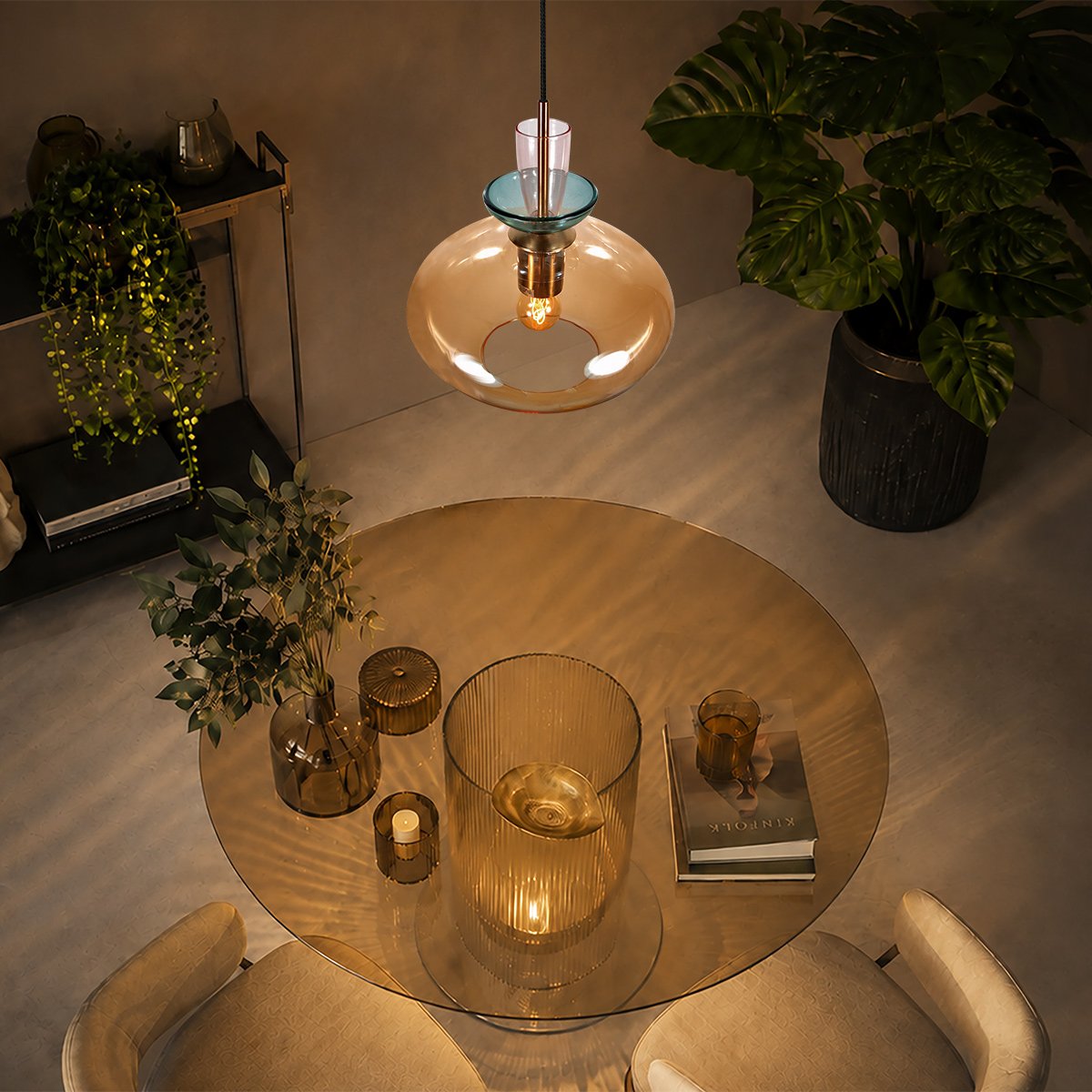Vue en plongée du luminaire éclairé au-dessus d'une table dressée.