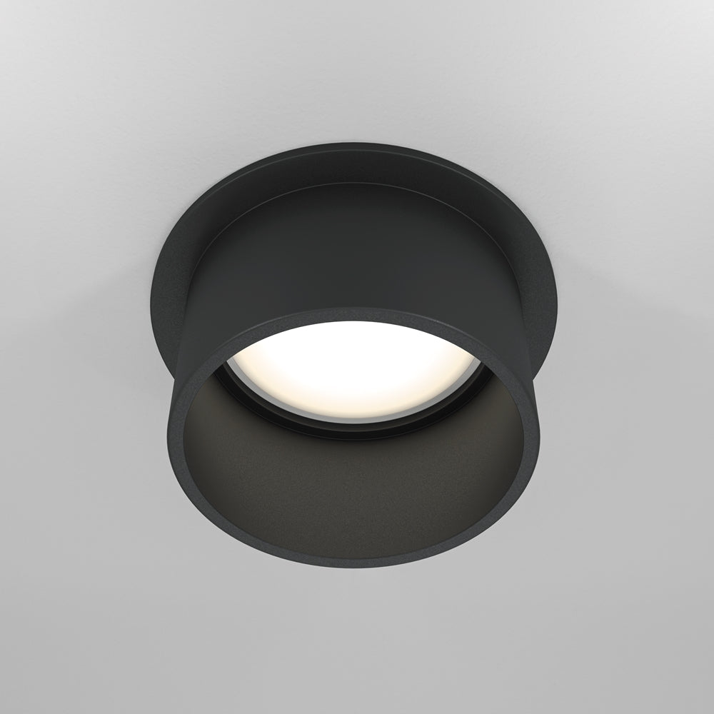 Version noire du spot montée au plafond, corps cylindrique incliné