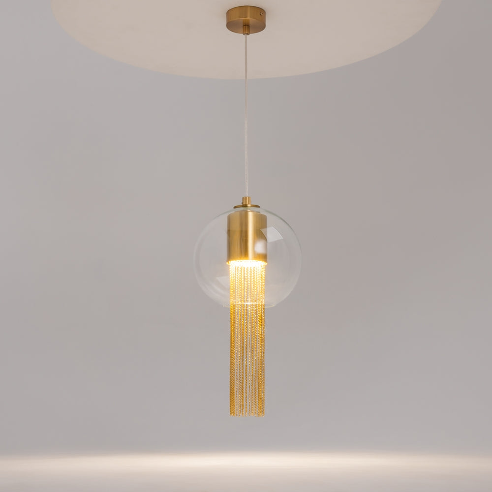 Vue en ambiance du globe allumé diffusant une lumière chaude au mur