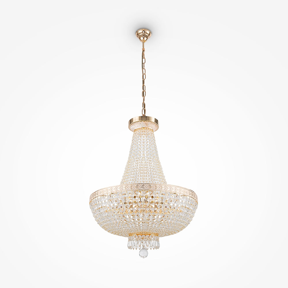Vue du lustre doré et cristal, avec chaîne de suspension et fixation au plafond visibles.