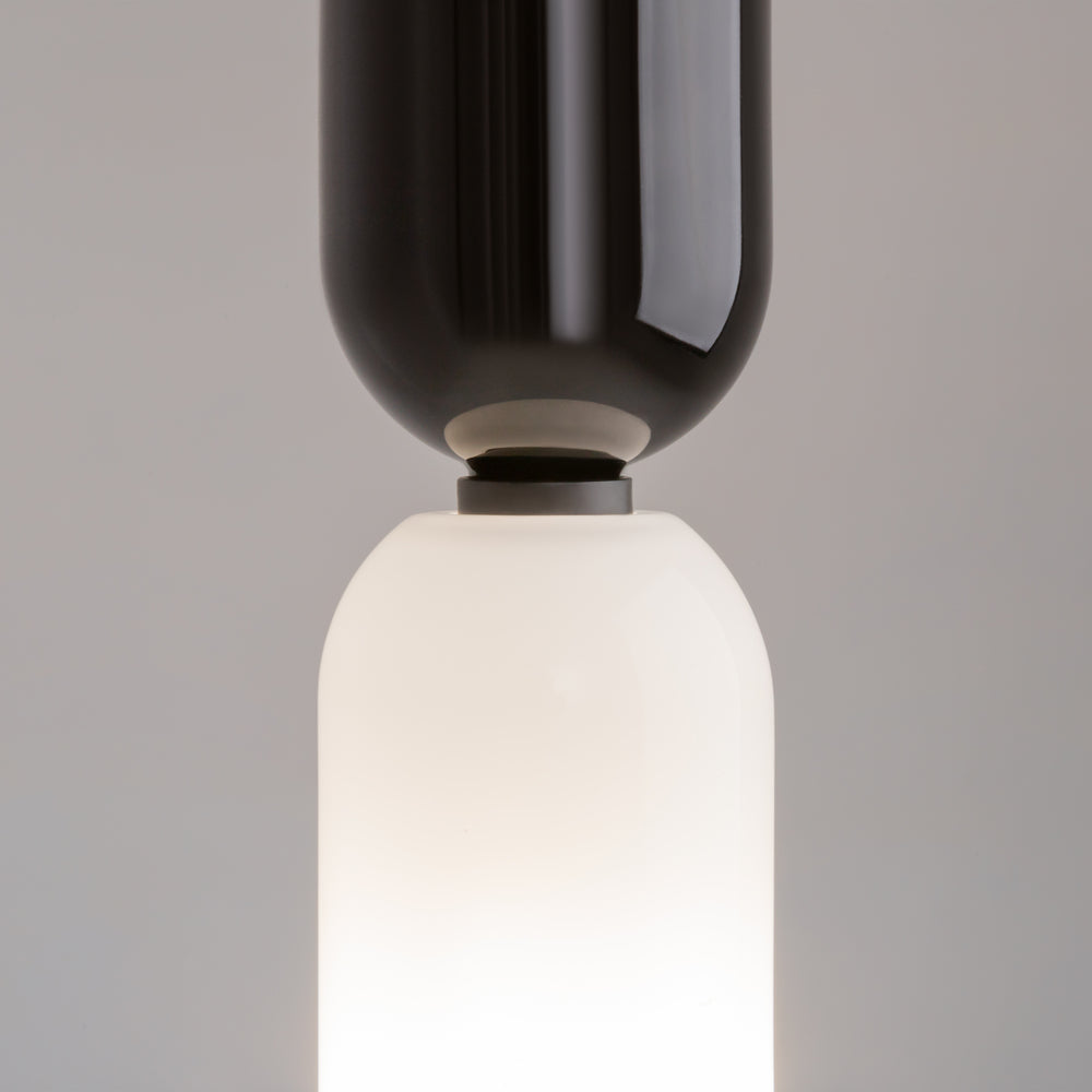 Détail du raccord entre le cylindre noir et le diffuseur en verre dépoli