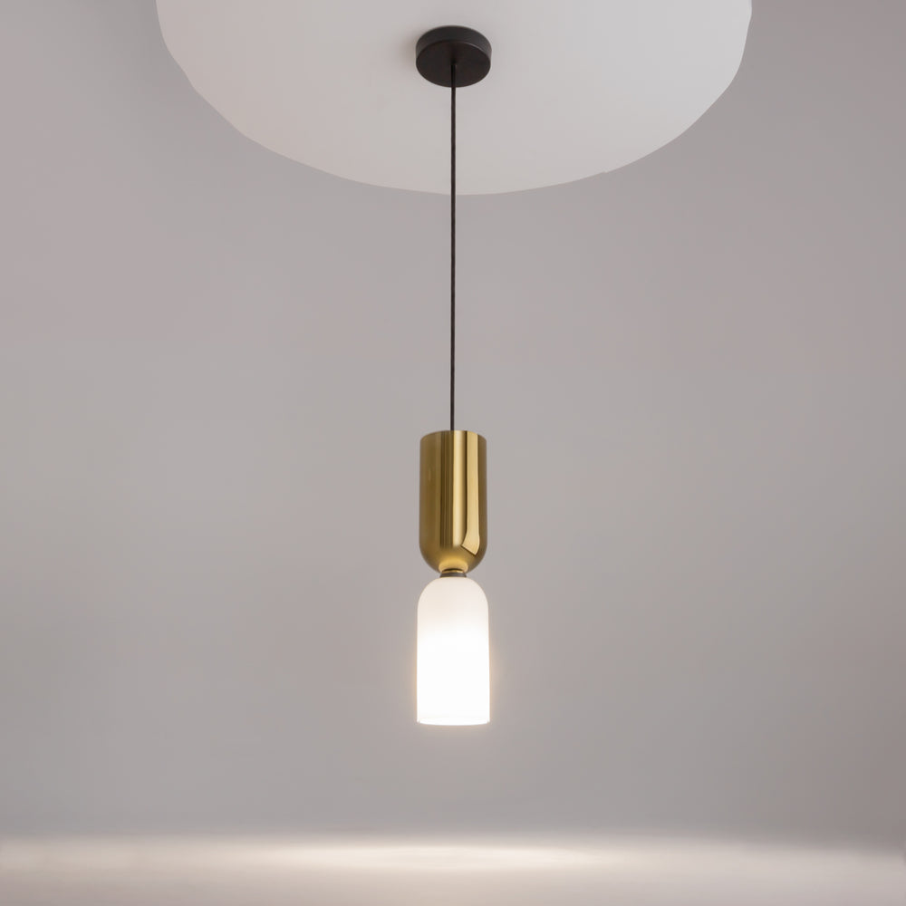 Suspension allumée en intérieur, cylindre laiton surmontant un diffuseur en verre blanc opalin
