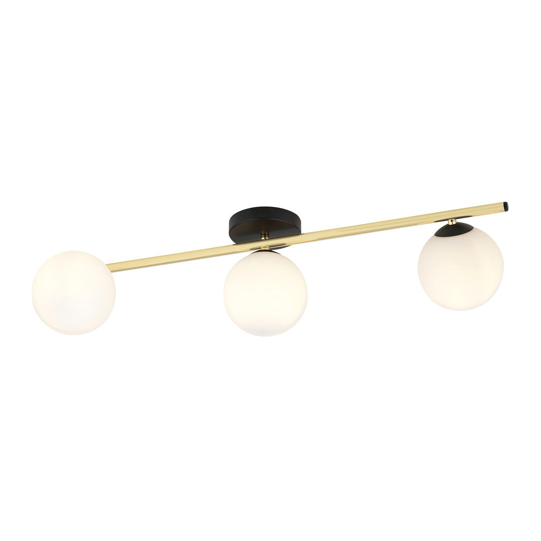 Vue rapprochée du plafonnier allumé, globes opale diffusant une lumière chaude.