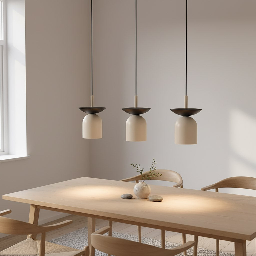 Mise en ambiance au-dessus d'une table à manger en bois, suspension allumée