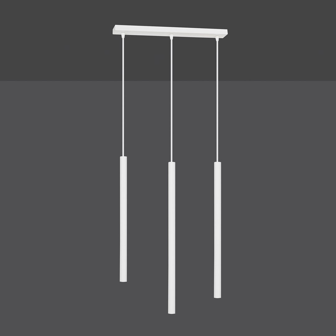 Vue de face du luminaire sur fond gris anthracite, montrant les trois suspensions