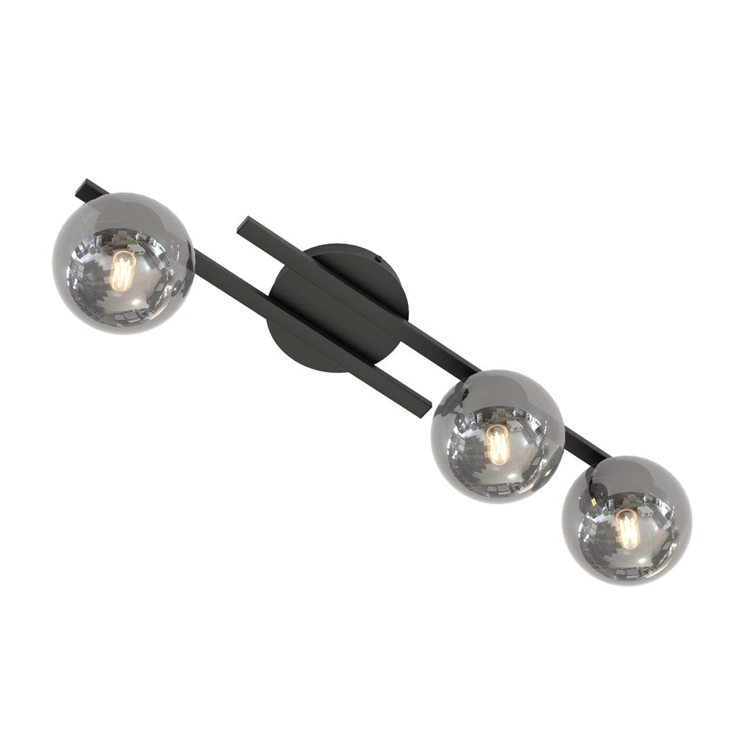 Vue rapprochée en plongée du luminaire et de ses trois diffuseurs sphériques
