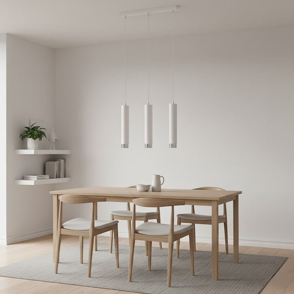 Mise en ambiance au-dessus d'une table à manger en bois clair, pièce minimaliste