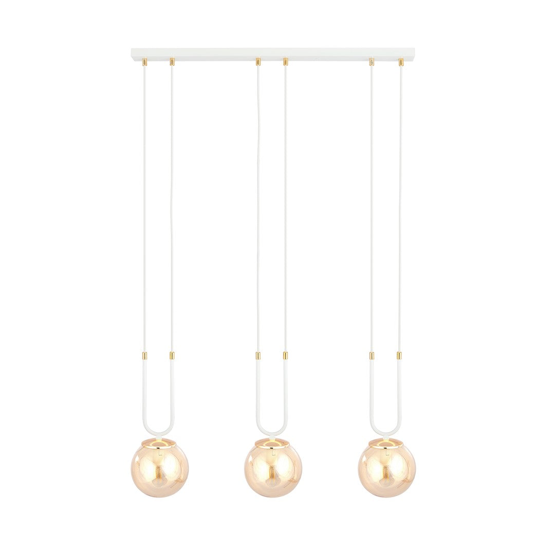 Vue de face du luminaire suspendu avec trois globes ambrés et sa structure blanche.